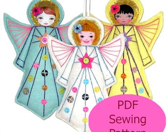 Puede incluir: Tres adornos de ángel de fieltro con detalles bordados. Cada ángel tiene un vestido de un color diferente: turquesa, blanco y amarillo. Los ángeles tienen halos dorados y estrellas bordadas en el pecho. El texto "PDF Sewing Pattern" está en un óvalo rosa.