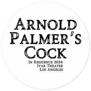 Könnte beinhalten: Ein weißer runder Aufkleber mit schwarzem Text, der "Arnold Palmer's Cock" und "In Residence 2024: Ivar Theater Los Angeles" lautet.