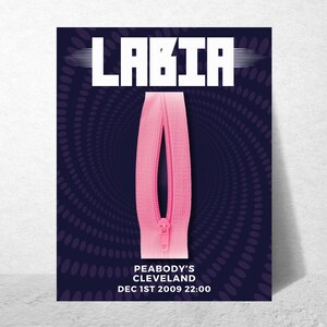 Puede incluir: Una cremallera rosa con un deslizador de metal sobre un fondo azul oscuro con un patrón de puntos blancos en espiral. El texto "LABIA" está en la parte superior del póster en letras blancas. El texto "PEABODY'S CLEVELAND" está en la parte inferior del póster en letras blancas. El texto "DEC 1ST 2009 22:00" está en la parte inferior del póster en letras blancas.