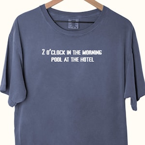 Zappa Comedy T-shirt met gouden tekst. Zwaar kledingstukgeverfd T-shirt met een zachte, vintage vervaging.