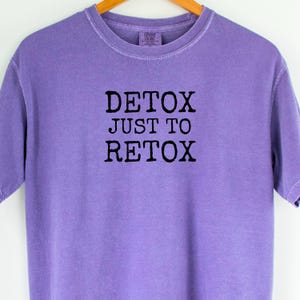 Pete Wentz-tekst-T-shirt. Met pigment geverfde merchandise van nepband; concert-T-shirt met zachte vervaging.