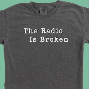 T-shirt met tekst van Zappa. Zwaar kledingstukgeverfd T-shirt met een zachte, vintage vervaging. Het werkt niet meer.