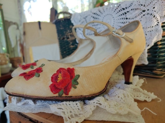 Expressly for I. Miller Salon Chicago Ivory Cloth covered High Heel with floral 1940's