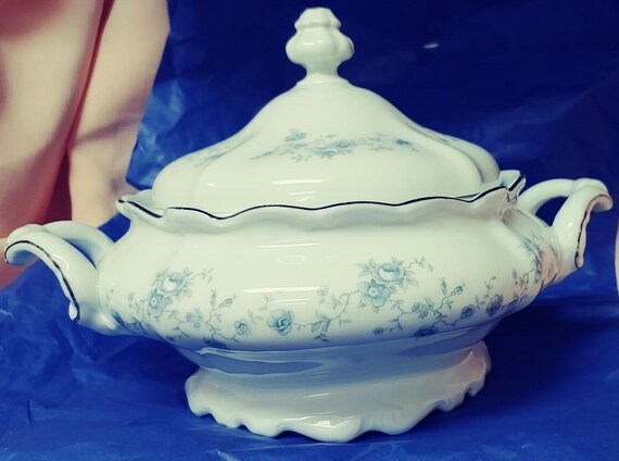Johann Haviland Bavaria, Germany Covered Vegetable/Casserole Dish in Blue Garland Pattern