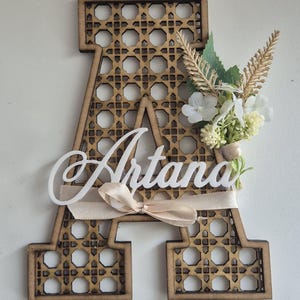 Letra decorativa de madera personalizada en estilo ratán - Nombre acrílico - Regalo de nacimiento, bautizo, habitación infantil - Flores artificiales
