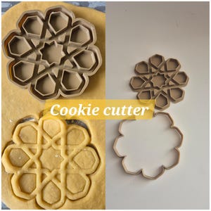 Peut inclure: Un emporte-pièce en plastique brun en forme d'étoile géométrique avec une petite étoile au centre. L'emporte-pièce est présenté à côté d'un biscuit qui a été découpé à l'aide de l'emporte-pièce.