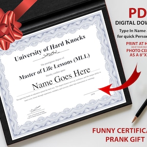 Könnte beinhalten: Eine gerahmte Urkunde mit roter Schleife, mit dem Text "University of Hard Knocks" und "Master of Life Lessons (MLL)". Die Urkunde enthält Platz für einen Namen und ein Datum, mit den Worten "Funny Certificate Prank Gift" unten.