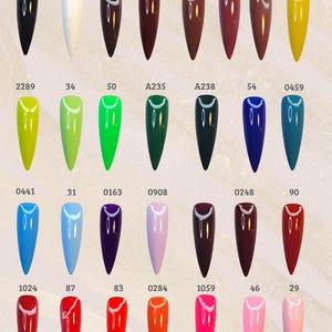 Könnte beinhalten: Eine Sammlung von 36 Nagellackfarben in kleinen Flaschen, angeordnet in vier Reihen mit jeweils neun Flaschen. Die Farben reichen von Schwarz bis Weiß, mit vielen Schattierungen von Rot, Grün, Blau und Gelb.