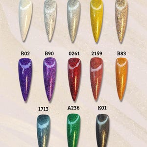 Könnte beinhalten: Eine Sammlung von 15 Nagellackflaschen mit verschiedenen Glitzerfarben und -oberflächen. Die Flaschen sind in drei Reihen zu fünf angeordnet. Die Flaschen sind mit Zahlen und Buchstaben beschriftet.