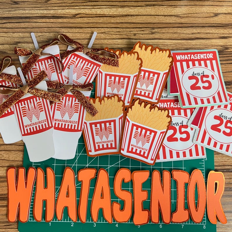 Puede incluir: Una colecci&oacute;n de decoraciones de graduaci&oacute;n con tem&aacute;tica de Whataburger. Incluye recortes de papel de papas fritas, vasos de bebidas y tarjetas con el texto "Class of 25". La palabra "WHATASENIOR" se muestra en letras naranjas.