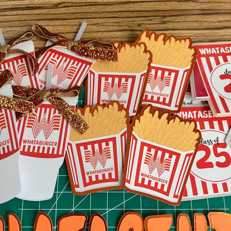 Puede incluir: Decoraciones para fiestas tem&aacute;ticas de Whataburger. Incluye recortes de papel de papas fritas, vasos y letreros con el logotipo de Whataburger en rojo y blanco. Algunas decoraciones tienen detalles dorados brillantes.