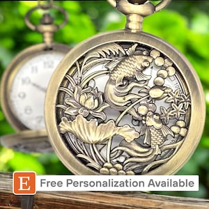 Reloj de bolsillo o colgante con diseño de estanque de carpas koi - Collar personalizado con diseño de dos peces. Regalo zen para amantes de la naturaleza, coleccionistas y entusiastas de la relajación.