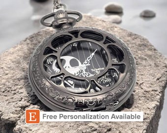 Reloj de bolsillo Rey Esqueleto - Regalo gótico personalizado de terror para Halloween o fiestas navideñas. Reloj negro con grabado láser personalizado.