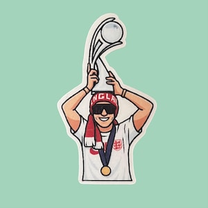 Adesivo Lucy Bronze – Heroína do Campeonato Europeu com troféu | Lionesses da Inglaterra e Chelsea FC | Arte de fã de futebol feminino | Presente de adesivo para fãs