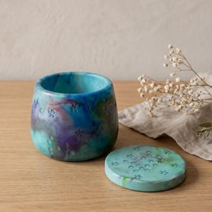 Boîte à bijoux marbrée à motif constellation, petit pot à bijoux violet, bleu et vert, inspiré des aurores boréales, motif étoiles