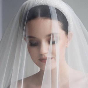 Delicado velo de tul muy suave para boda romántica con peineta.