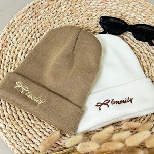 Gorro bordado personalizado com nome e laço | Gorros personalizados com nome | Chapéu de inverno unissex | Presente de Natal Y2K para ela para amiga