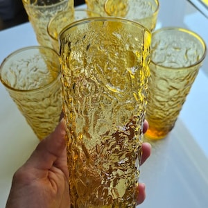 Set von 7 Vintage MCM Anchor Hocking Lido Milano Amber Crinkle 12 Unzen Gläser