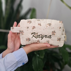 Borsa per il trucco trapuntata ricamata personalizzata, borsa per il trucco floreale verde, borsa da toilette per donna, bomboniere per matrimonio, proposta di matrimonio personalizzata per damigella d'onore, regalo per lei