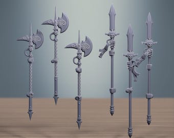 Może przedstawiać: Kolekcja szarych broni fantasy, w tym broni drzewcowej i toporów. Broń charakteryzuje się bogatymi wzorami z motywami czaszek i elementami dekoracyjnymi. Topory mają zakrzywione ostrza, a broń drzewcowa ma końcówki w kształcie włóczni.