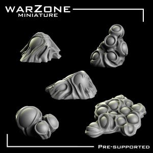 Puede incluir: Cinco piezas de terreno alienígenas en miniatura de color gris. Las piezas tienen una apariencia texturizada y orgánica, con formas redondeadas y fluidas. La esquina superior izquierda de la imagen tiene el texto "WARZONE MINIATURE". La esquina inferior derecha de la imagen tiene el texto "PRE-SUPPORTED".