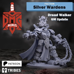Puede incluir: Figura en miniatura detallada, gris, de Dread Walker, con armadura y armamento intrincados. La figura tiene una capa y está etiquetada como "Silver Wardens" y "Dread Walker GM Update". También son visibles el logotipo de DMG MINIS y los logotipos de Patreon/Tribes.