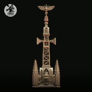 Op de afbeelding: Beige miniatuurmodel van een gedetailleerde gotische toren. De toren heeft een kruisvormige structuur met luidsprekerachtige elementen, een traliewerkontwerp en een gevleugelde schedel aan de top. De basis omvat een standbeeld en spitsbogen.