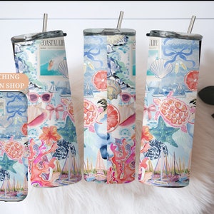 Puede incluir: Tres vasos de acero inoxidable con un diseño de acuarela colorido que presenta conchas marinas, veleros y frutas cítricas. Los vasos tienen tapas y pajitas. El diseño se repite en una funda de teléfono a juego.