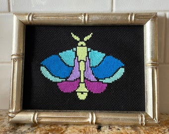 Vibrante delicia de mariposa: colorido patrón de punto de cruz para un arte agitado