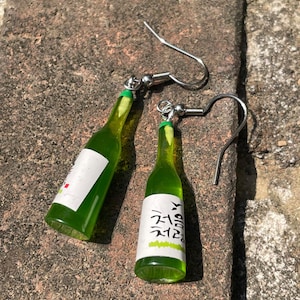 Mini Soju Flaschenohrringe -Chum Churum Miniatur Baumeln Ohrringe mit Edelstahl Haken/K-Style Geschenk für K-Pop/K-Drama Fans/Korea Geschenk