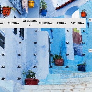 Puede incluir: Un calendario de enero con fondo azul y blanco. El calendario está decorado con plantas y flores en macetas. Los días de la semana están listados en la parte superior y los números del 1 al 30 están listados en las casillas de abajo.