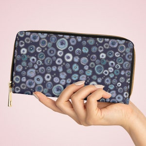 Arándanos en la cartera con cremallera Obra de arte original y divertida en piel sintética libre de crueldad Artista Diseñador Caras de frutas de arándanos Accesorios para mujeres y niños