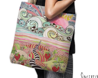 Può includere: Una borsa tote colorata con un design fantasioso che presenta un paesaggio con colline, fragole e un cielo con nuvole. La borsa ha spalline nere ed è realizzata in tela.
