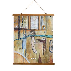 Puede incluir: Una pintura abstracta colorida sobre lienzo con un marco de madera. La pintura presenta tres figuras con los brazos extendidos, una l&iacute;nea ondulada azul y un fondo marr&oacute;n con acentos dorados.
