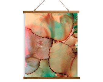 Puede incluir: Impresión de arte abstracto con marco de madera y cordón para colgar. La impresión presenta un diseño colorido con tonos de naranja, rosa, verde y marrón.