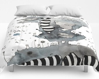 Peut inclure: Une housse de couette noire et blanche avec une illustration aquarelle d'une île stylisée avec un motif rayé. L'île est entourée d'un fond blanc avec de petits détails noirs et blancs.