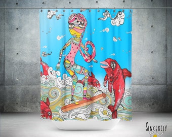 Puede incluir: Una cortina de ducha colorida con una ilustración de dibujos animados de una persona montando una tabla de surf con un delfín. El fondo es azul con nubes blancas y olas.