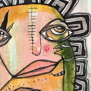 Puede incluir: Obra de arte abstracta de t&eacute;cnica mixta que presenta un rostro estilizado con ojos grandes, una nariz cosida y una criatura verde. La paleta de colores incluye rosa, amarillo y negro, con una apariencia texturizada. La obra tiene una cualidad caprichosa y surrealista.
