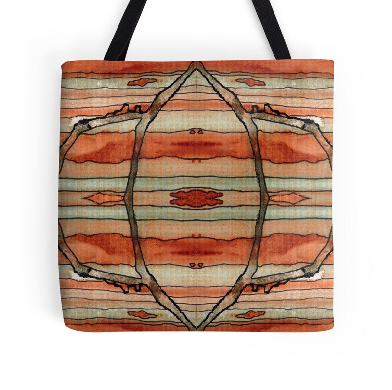 Pode incluir: Padr&atilde;o geom&eacute;trico abstrato com um design sim&eacute;trico. O padr&atilde;o apresenta uma s&eacute;rie de linhas e formas sobrepostas em tons de laranja, marrom e verde.