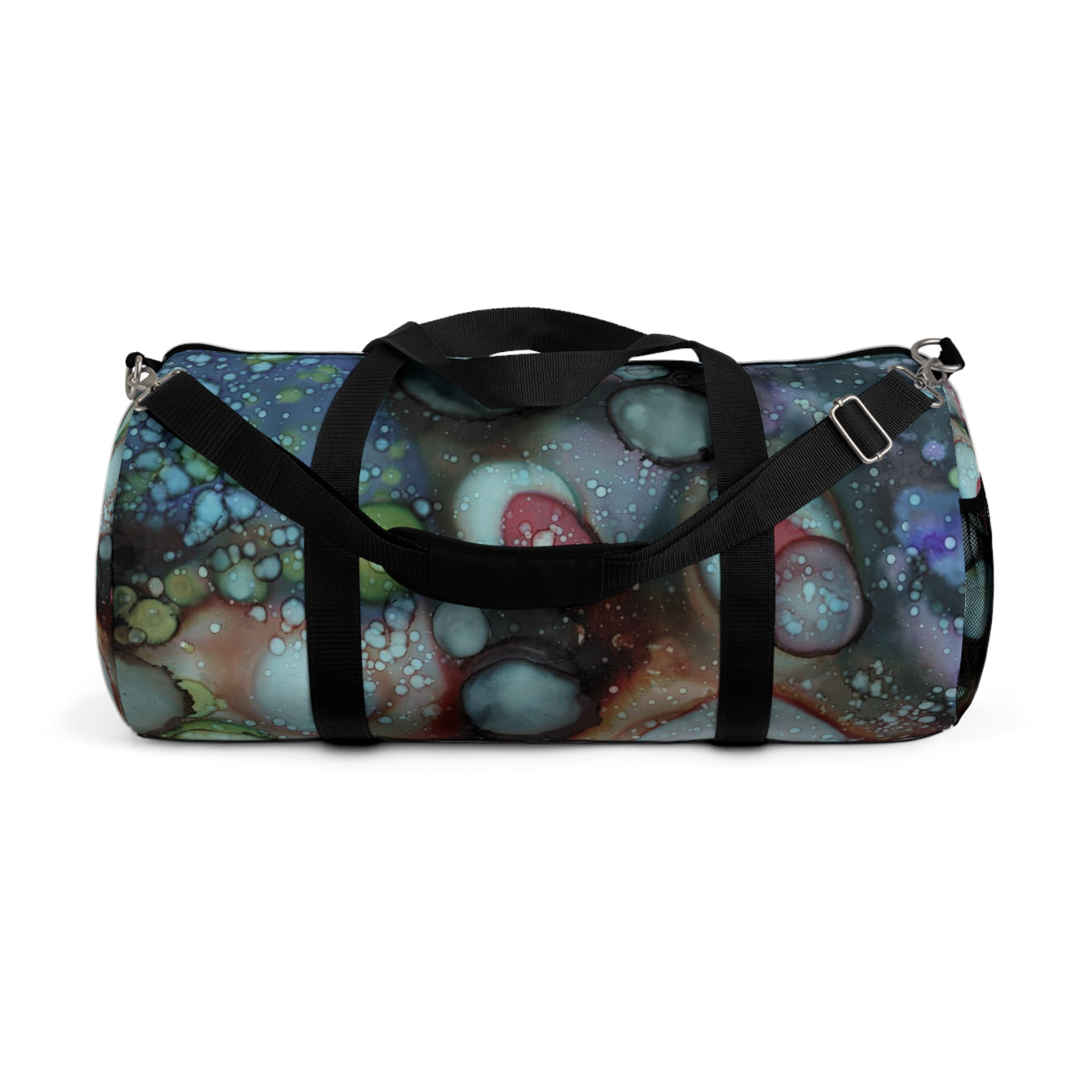 Puede incluir: Una bolsa de lona negra con un diseño abstracto colorido con tonos azules, verdes y rojos. La bolsa tiene una cremallera negra y correas ajustables.