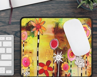 Può includere: Un tappetino per mouse rettangolare con un colorato design floreale. L'opera d'arte presenta fiori arancioni, rossi, rosa e bianchi con steli a strisce bianche e nere su uno sfondo strutturato giallo e marrone. Un mouse per computer bianco è posizionato sopra.
