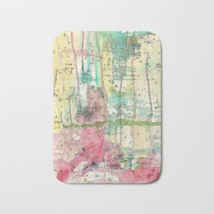 Peut inclure: Tapis de bain en aquarelle abstrait avec un sch&eacute;ma de couleurs rose, jaune, bleu et vert. Le motif pr&eacute;sente une s&eacute;rie de lignes et de formes verticales.
