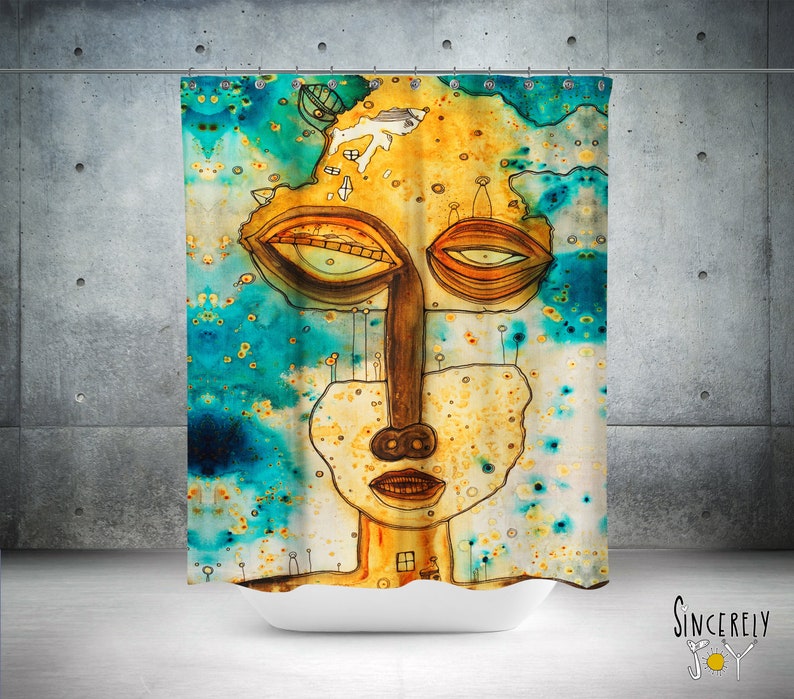 Peut inclure: Rideau de douche abstrait avec un visage stylis&eacute; aux grands yeux, un nez pro&eacute;minent et une petite bouche. L'arri&egrave;re-plan est un m&eacute;lange de lavis d'aquarelle bleus, jaunes et bruns.