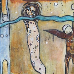Puede incluir: Una pintura de una mujer con el pelo largo y casta&ntilde;o y un vestido azul. Est&aacute; de pie en un r&iacute;o con un fondo marr&oacute;n. El r&iacute;o es de color azul claro y hay estrellas blancas en el fondo.