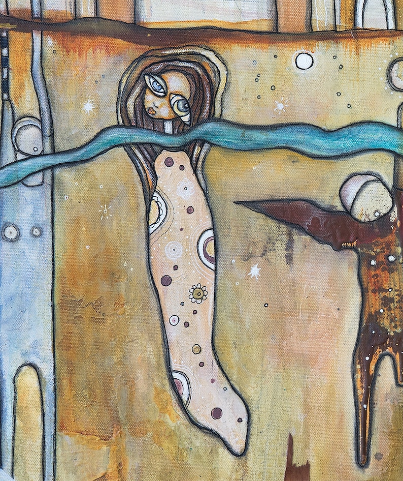 Puede incluir: Una pintura de una mujer con el pelo largo y casta&ntilde;o y un vestido azul. Est&aacute; de pie en un r&iacute;o con un fondo marr&oacute;n. El r&iacute;o es de color azul claro y hay estrellas blancas en el fondo.