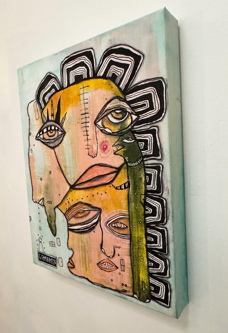Puede incluir: Obra de arte abstracta de t&eacute;cnica mixta sobre lienzo. La pintura presenta un rostro estilizado con m&uacute;ltiples ojos, una criatura verde y un dise&ntilde;o floral amarillo y negro. La paleta de colores incluye tonos de amarillo, rosa, verde y negro.