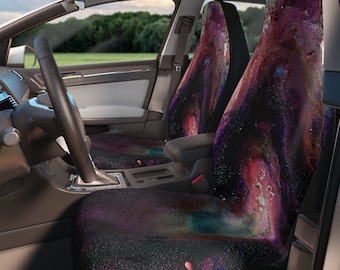 Peut inclure: Deux housses de siège de voiture avec un imprimé galaxie. L'imprimé présente des nuances de violet, rose, bleu et blanc.