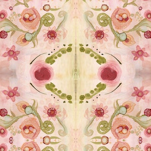 K&ouml;nnte beinhalten: Ein symmetrisches Aquarell-Blumenmuster in Rosa, Pfirsich und Gr&uuml;n. Das Design zeigt stilisierte Blumen, Knospen und wirbelnde Stiele vor einem weichen, hellen Hintergrund. Das Kunstwerk hat eine zarte, k&uuml;nstlerische Ausstrahlung.
