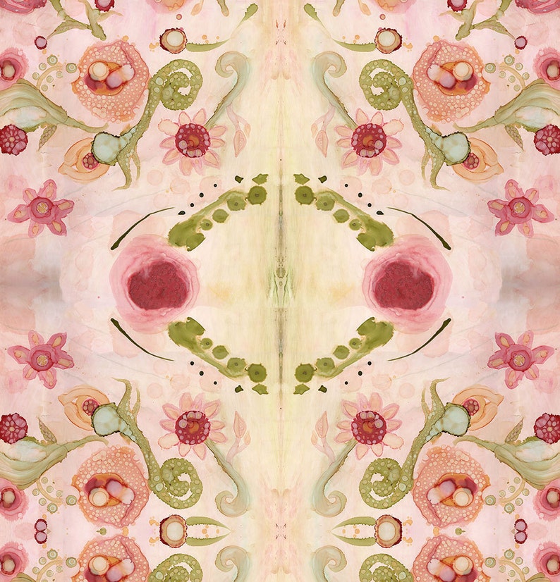 K&ouml;nnte beinhalten: Ein symmetrisches Aquarell-Blumenmuster in Rosa, Pfirsich und Gr&uuml;n. Das Design zeigt stilisierte Blumen, Knospen und wirbelnde Stiele vor einem weichen, hellen Hintergrund. Das Kunstwerk hat eine zarte, k&uuml;nstlerische Ausstrahlung.