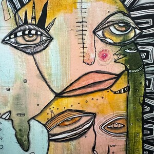 Puede incluir: Obra de arte abstracta en t&eacute;cnica mixta que presenta un rostro estilizado con ojos grandes, una nariz cosida y una figura reptiliana verde. La paleta de colores incluye melocot&oacute;n, amarillo y negro, con intrincado trabajo de l&iacute;neas y una apariencia texturizada. La obra tiene una cualidad caprichosa y surrealista.